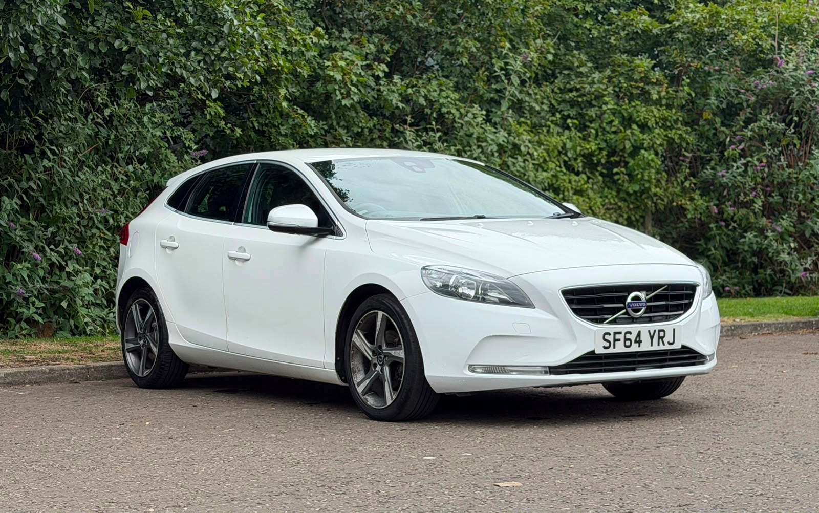 A 2014 VOLVO V40 1.6 D2 R-Design Hatchback 5dr Diesel Manual Euro 5 (s/s) (115 ps) A 2014 VOLVO V40 1.6 D2 R-Design Hatchback 5dr Diesel Manual Euro 5 (s/s) (115 ps)