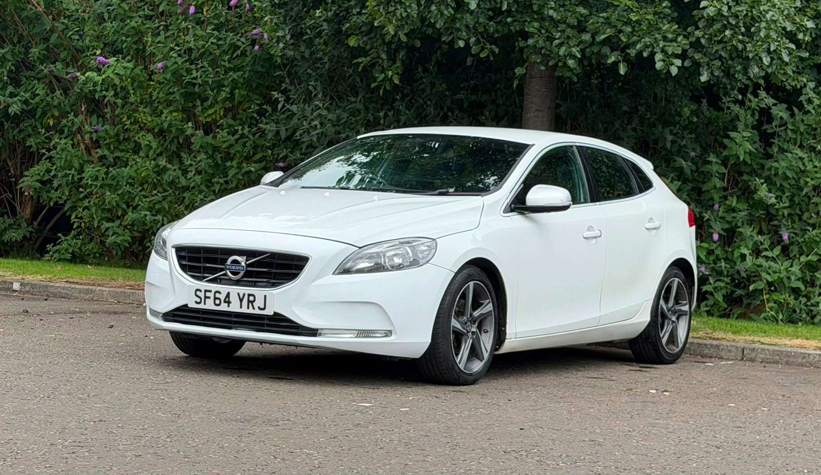 A 2014 VOLVO V40 1.6 D2 R-Design Hatchback 5dr Diesel Manual Euro 5 (s/s) (115 ps) A 2014 VOLVO V40 1.6 D2 R-Design Hatchback 5dr Diesel Manual Euro 5 (s/s) (115 ps)