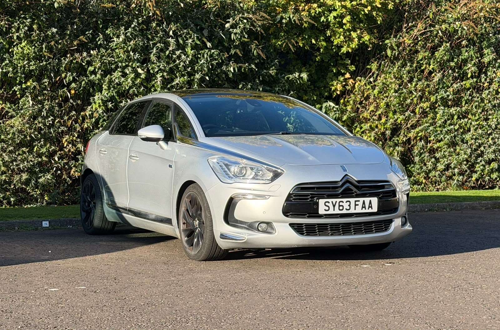 A 2013 CITROEN DS5 2.0 h e-HDi Airdream DSport Hatchback 5dr Diesel Hybrid EGS6 4WD Euro 5 (s/s) (200 ps) A 2013 CITROEN DS5 2.0 h e-HDi Airdream DSport Hatchback 5dr Diesel Hybrid EGS6 4WD Euro 5 (s/s) (200 ps)