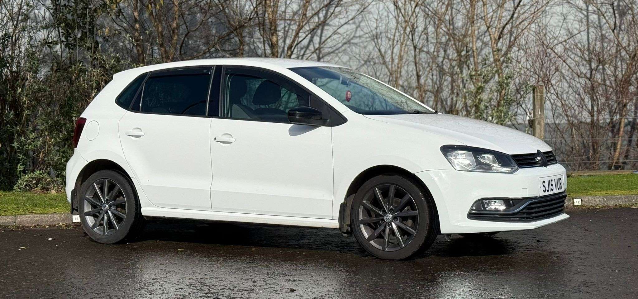 A 2015 VOLKSWAGEN POLO 1.0 BlueMotion Tech SE Design Hatchback 5dr Petrol Manual Euro 6 (s/s) (60 ps) A 2015 VOLKSWAGEN POLO 1.0 BlueMotion Tech SE Design Hatchback 5dr Petrol Manual Euro 6 (s/s) (60 ps)