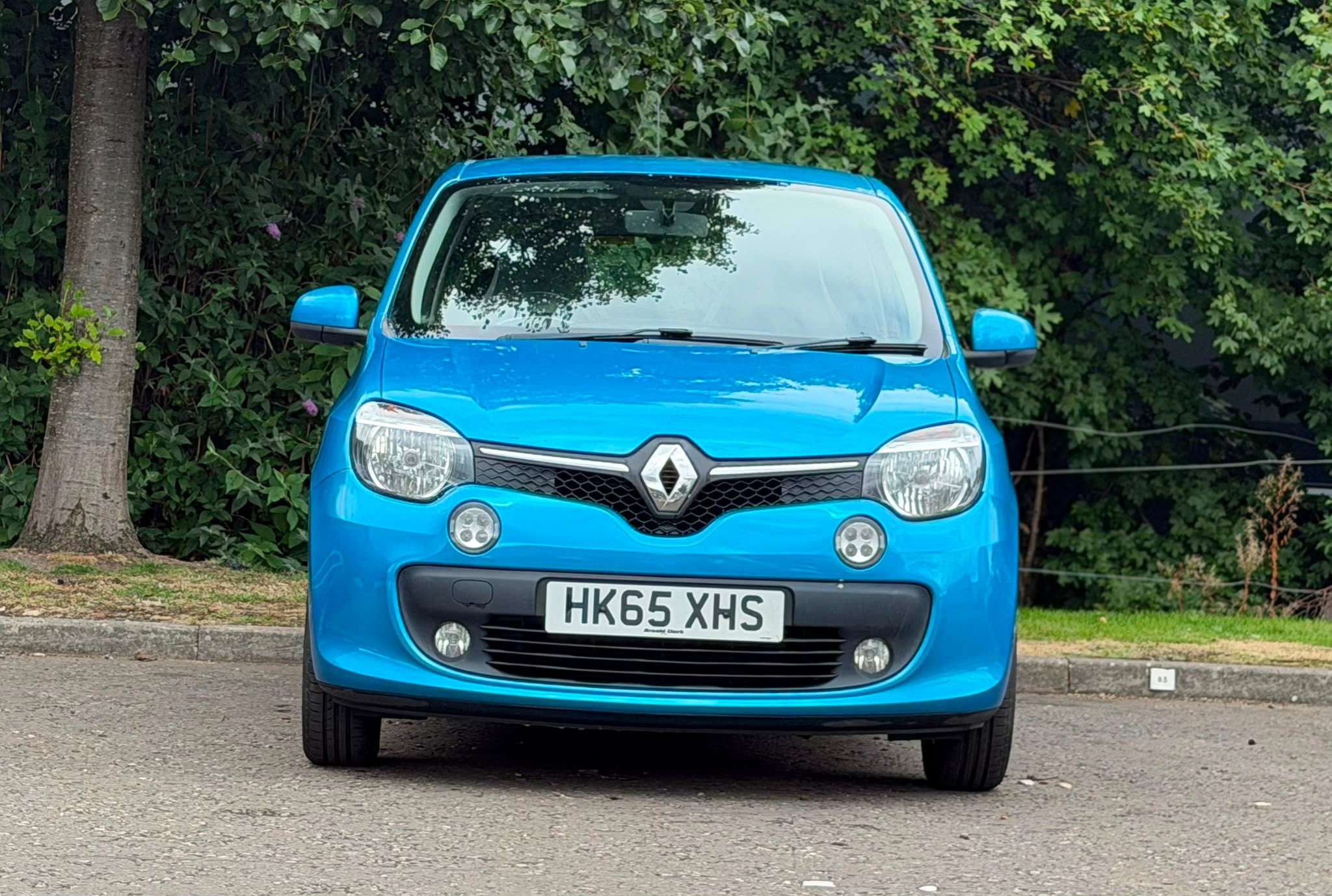A 2015 RENAULT TWINGO 1.0 SCe Dynamique Hatchback 5dr Petrol Manual Euro 6 (s/s) (70 ps) A 2015 RENAULT TWINGO 1.0 SCe Dynamique Hatchback 5dr Petrol Manual Euro 6 (s/s) (70 ps)