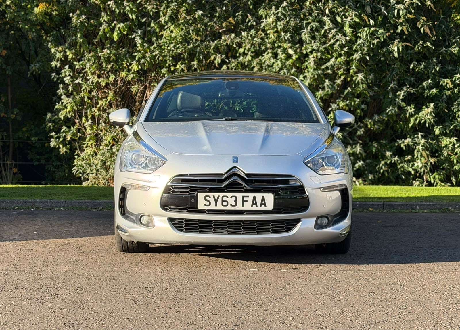 A 2013 CITROEN DS5 2.0 h e-HDi Airdream DSport Hatchback 5dr Diesel Hybrid EGS6 4WD Euro 5 (s/s) (200 ps) A 2013 CITROEN DS5 2.0 h e-HDi Airdream DSport Hatchback 5dr Diesel Hybrid EGS6 4WD Euro 5 (s/s) (200 ps)