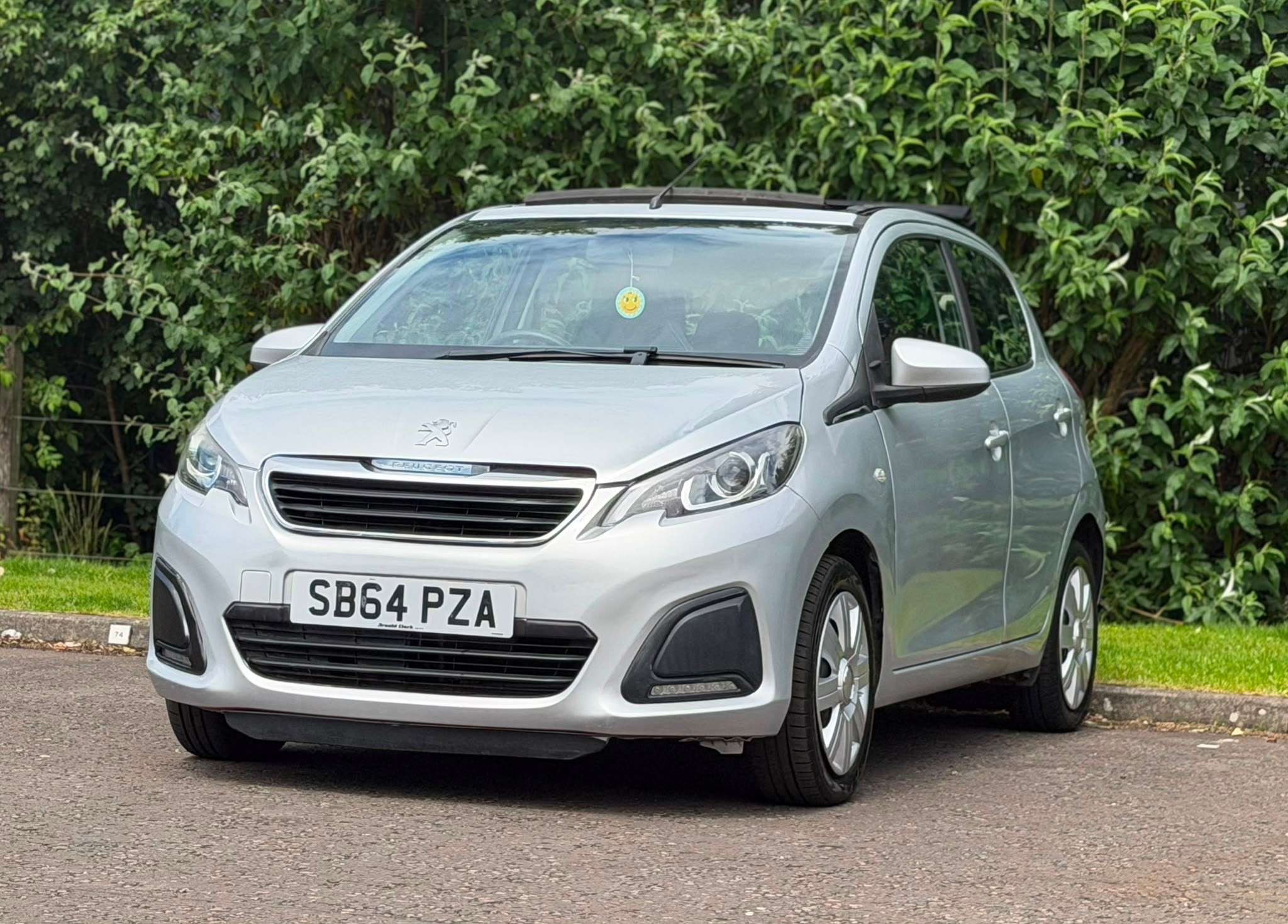 A 2014 PEUGEOT 108 1.0 VTi Active Top A 2014 PEUGEOT 108 1.0 VTi Active Top