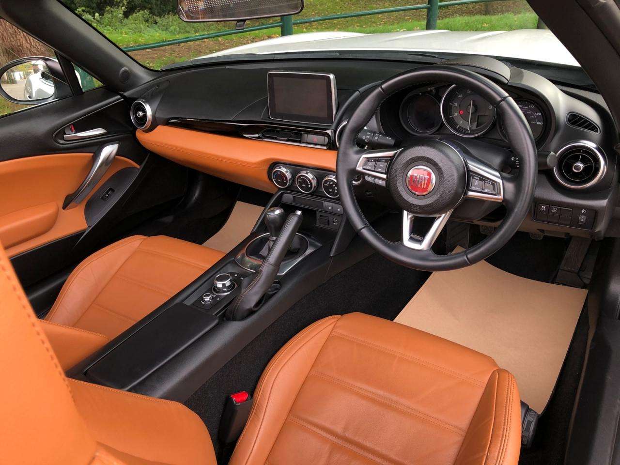 A 2017 FIAT 124 SPIDER MULTIAIR LUSSO A 2017 FIAT 124 SPIDER MULTIAIR LUSSO