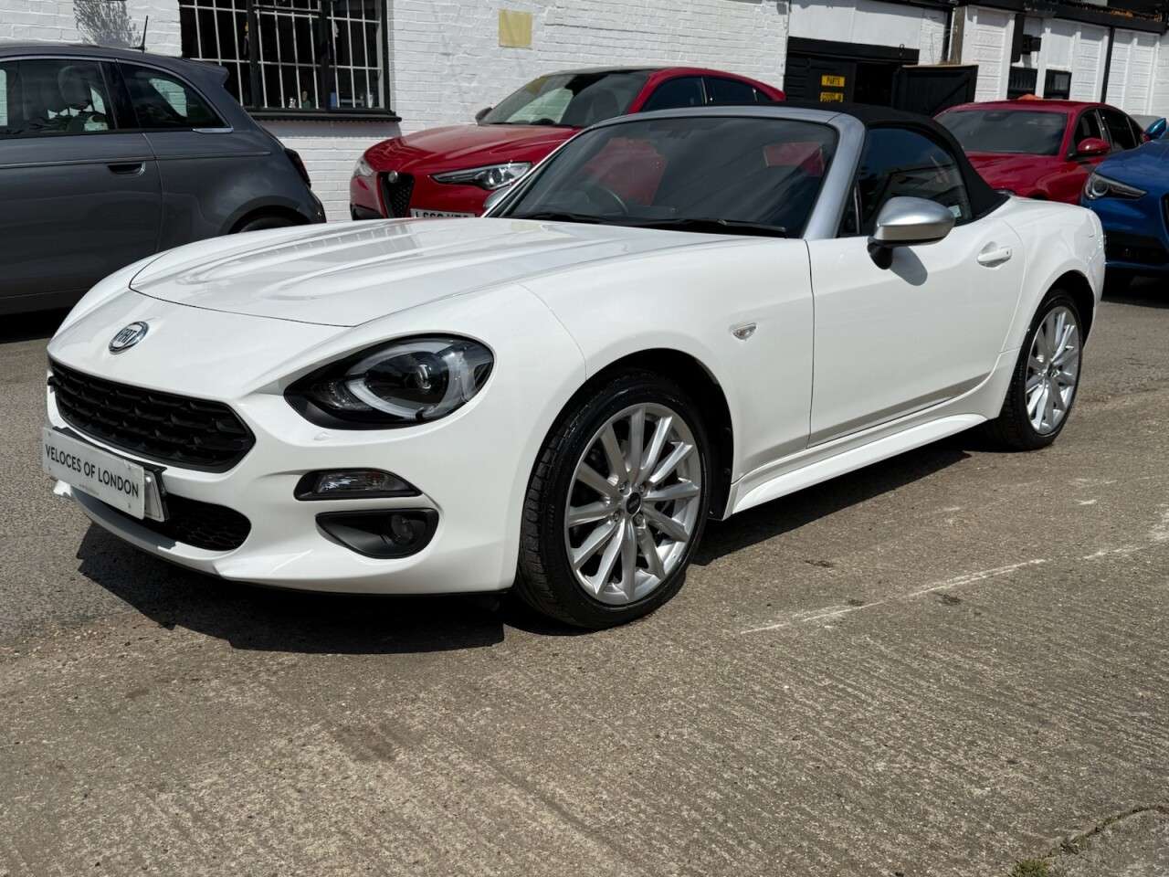 A 2018 FIAT 124 1.4L SPIDER MULTIAIR LUSSO PLUS 2d AUTO 139 BHP REAR CAMERA..SAT NAV..BOSE A 2018 FIAT 124 1.4L SPIDER MULTIAIR LUSSO PLUS 2d AUTO 139 BHP REAR CAMERA..SAT NAV..BOSE