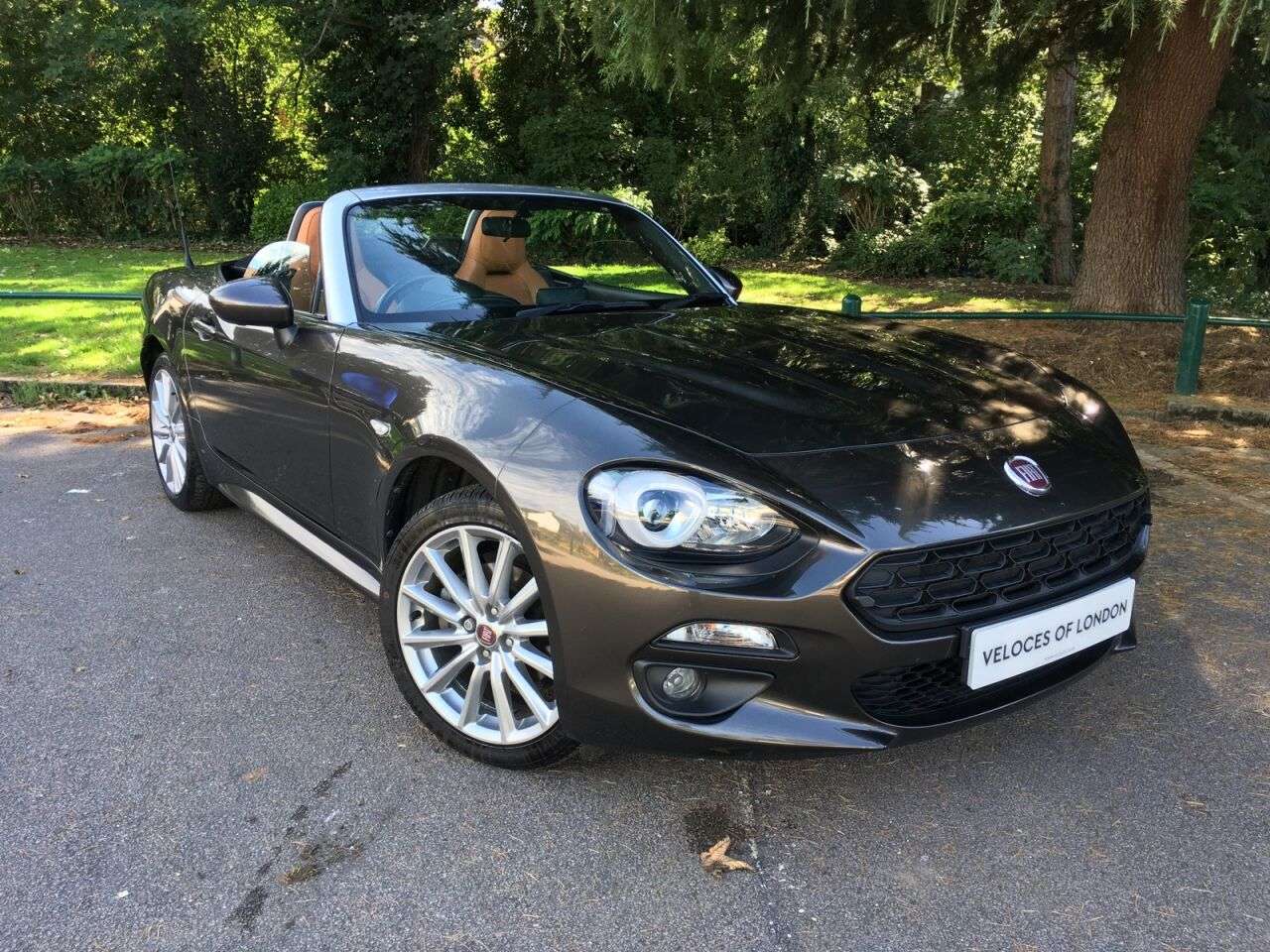 A 2018 FIAT 124 1.4L SPIDER MULTIAIR LUSSO 2d 139 BHP TAN LEATHER.NAVIGATION.REVERSE CAM, A 2018 FIAT 124 1.4L SPIDER MULTIAIR LUSSO 2d 139 BHP TAN LEATHER.NAVIGATION.REVERSE CAM,