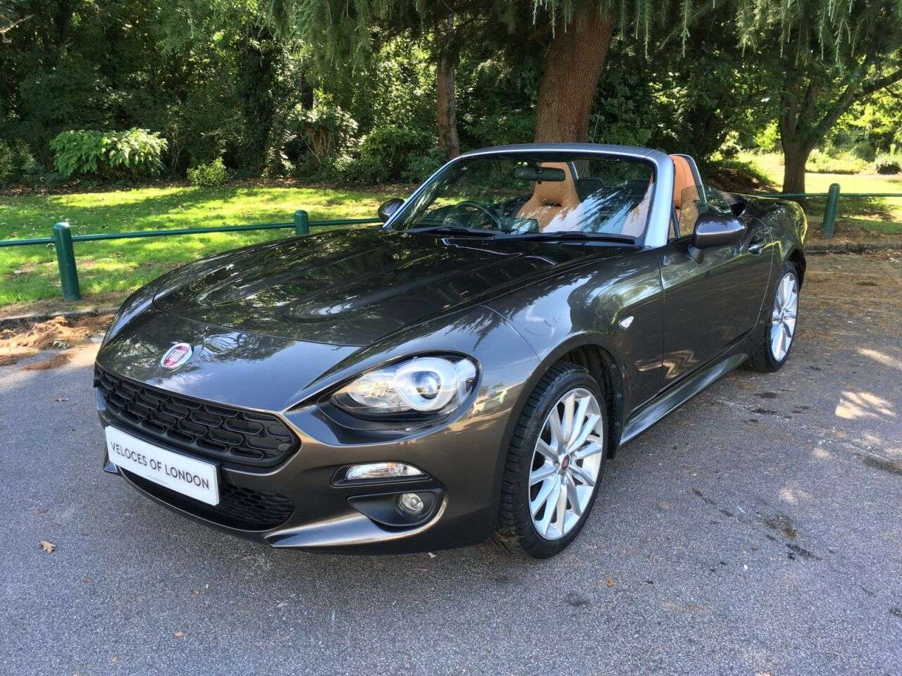 A 2018 FIAT 124 1.4L SPIDER MULTIAIR LUSSO 2d 139 BHP TAN LEATHER.NAVIGATION.REVERSE CAM, A 2018 FIAT 124 1.4L SPIDER MULTIAIR LUSSO 2d 139 BHP TAN LEATHER.NAVIGATION.REVERSE CAM,