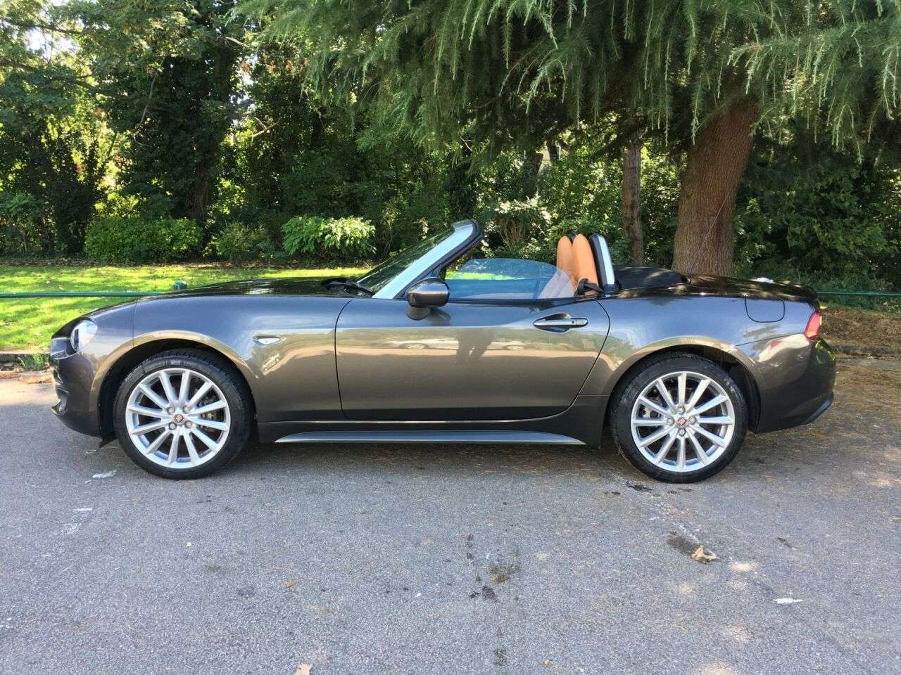 A 2018 FIAT 124 1.4L SPIDER MULTIAIR LUSSO 2d 139 BHP TAN LEATHER.NAVIGATION.REVERSE CAM, A 2018 FIAT 124 1.4L SPIDER MULTIAIR LUSSO 2d 139 BHP TAN LEATHER.NAVIGATION.REVERSE CAM,
