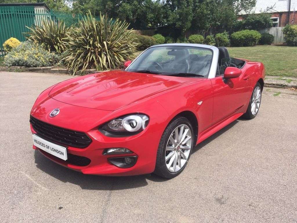 A 2016 FIAT 124 SPIDER MULTIAIR LUSSO A 2016 FIAT 124 SPIDER MULTIAIR LUSSO