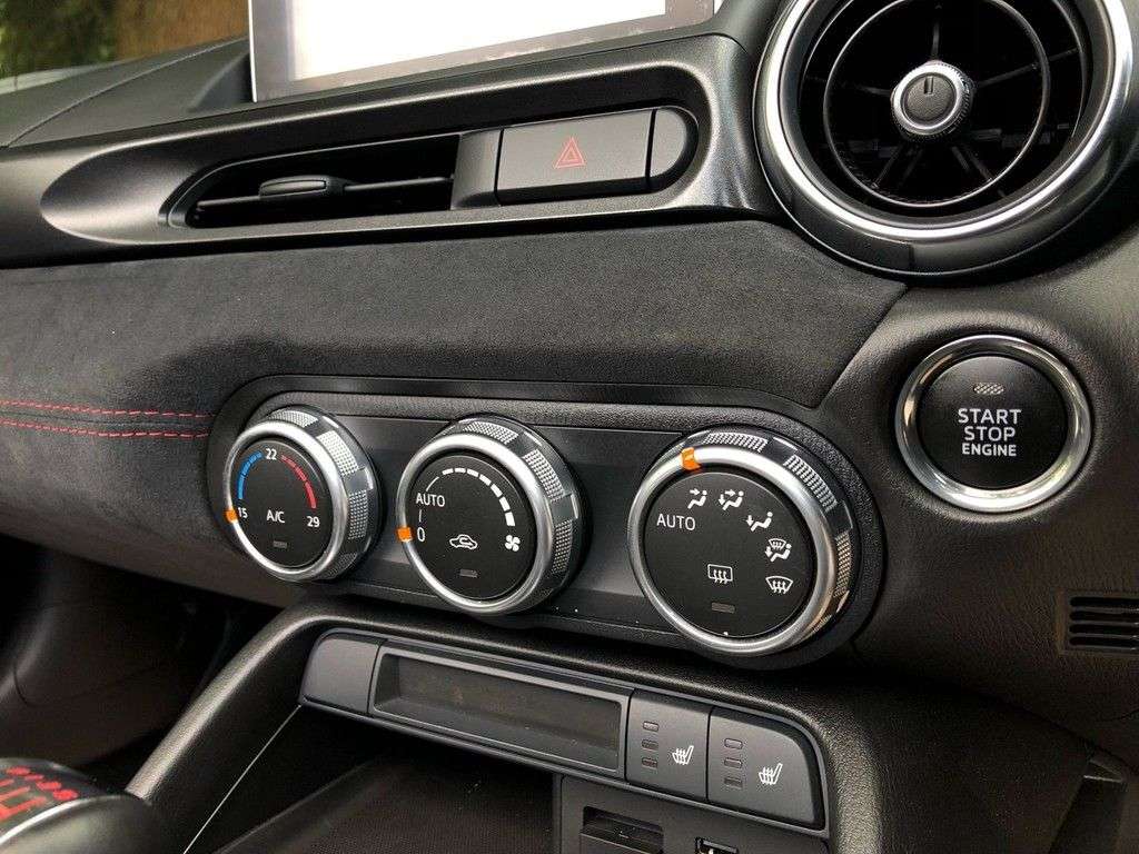 A 2018 ABARTH 124 1.4 SPIDER MULTIAIR 2d 168 BHP XENONS+BOSE+NAVIGATION A 2018 ABARTH 124 1.4 SPIDER MULTIAIR 2d 168 BHP XENONS+BOSE+NAVIGATION