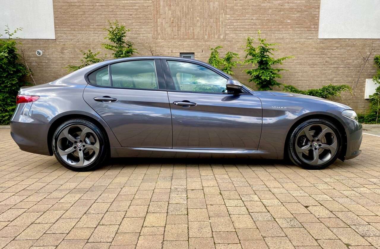 A 2019 ALFA ROMEO GIULIA 2.0 TB VELOCE 4d AUTO ..JUST SERVICED + COMP WARRANTY A 2019 ALFA ROMEO GIULIA 2.0 TB VELOCE 4d AUTO ..JUST SERVICED + COMP WARRANTY