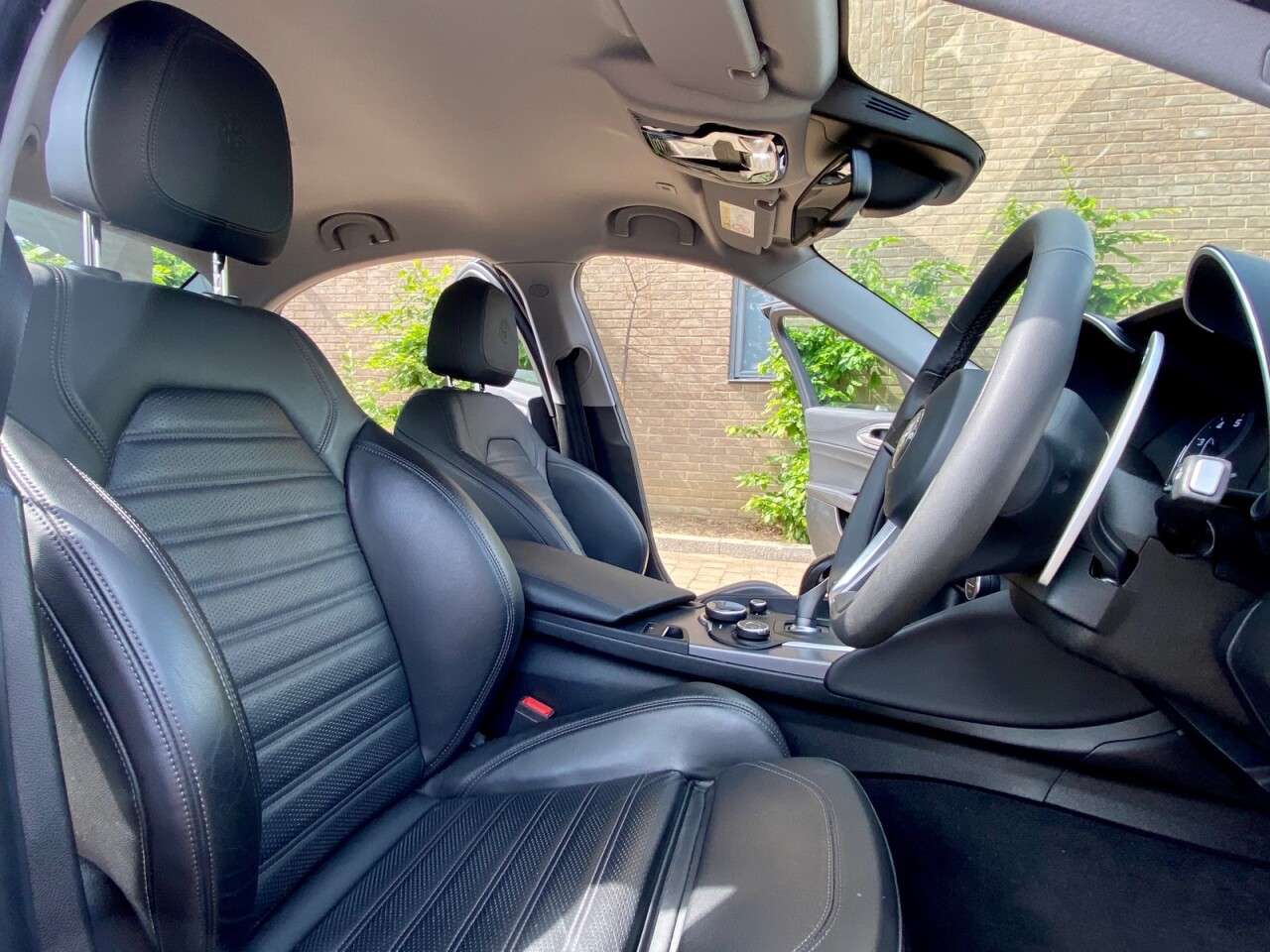 A 2019 ALFA ROMEO GIULIA 2.0 TB VELOCE 4d AUTO ..JUST SERVICED + COMP WARRANTY A 2019 ALFA ROMEO GIULIA 2.0 TB VELOCE 4d AUTO ..JUST SERVICED + COMP WARRANTY