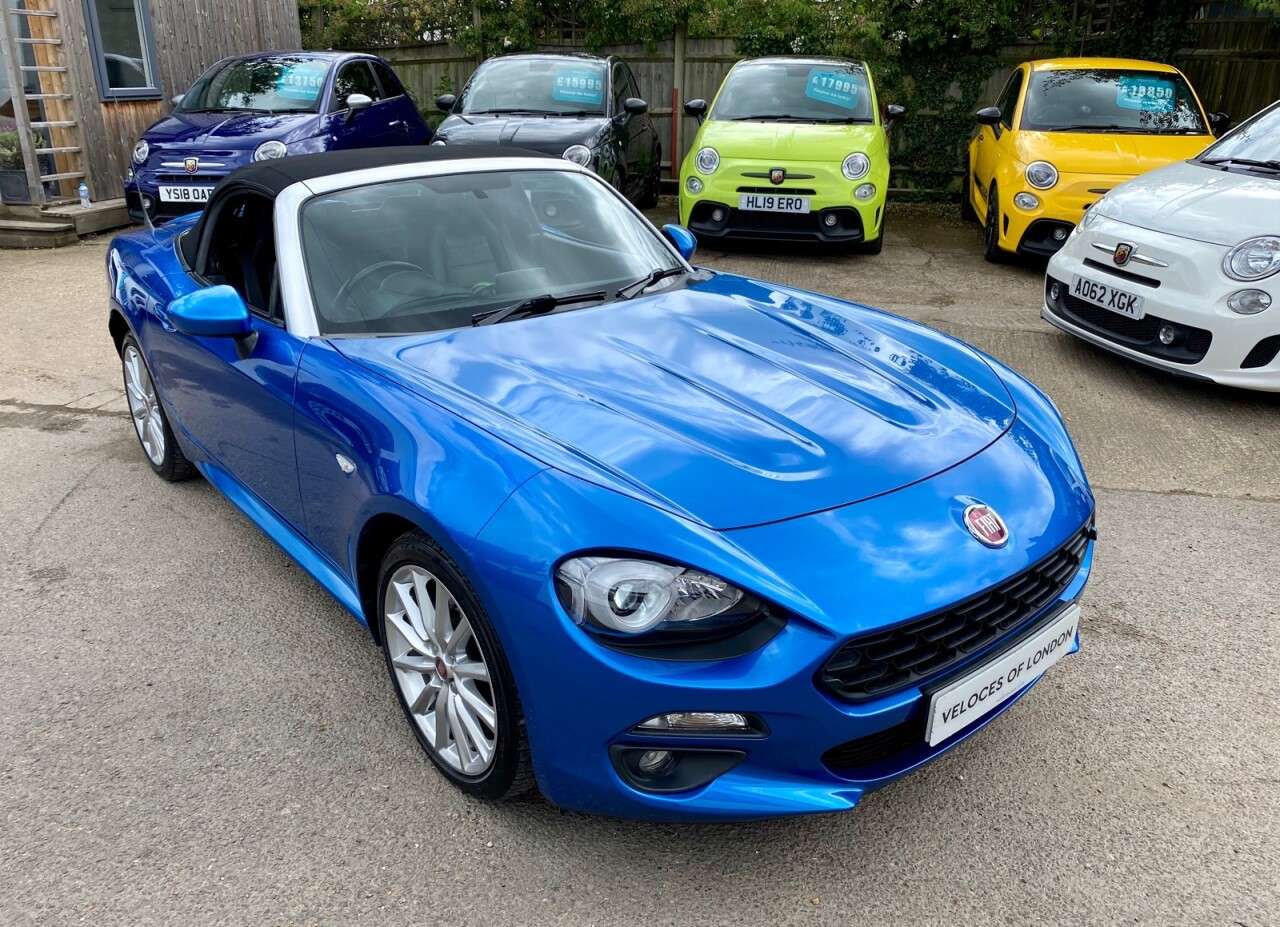 A 2017 FIAT 124 SPIDER MULTIAIR LUSSO A 2017 FIAT 124 SPIDER MULTIAIR LUSSO