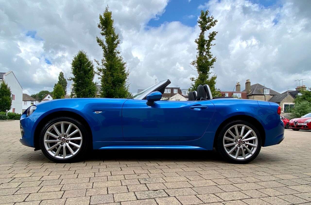 A 2017 FIAT 124 SPIDER MULTIAIR LUSSO A 2017 FIAT 124 SPIDER MULTIAIR LUSSO