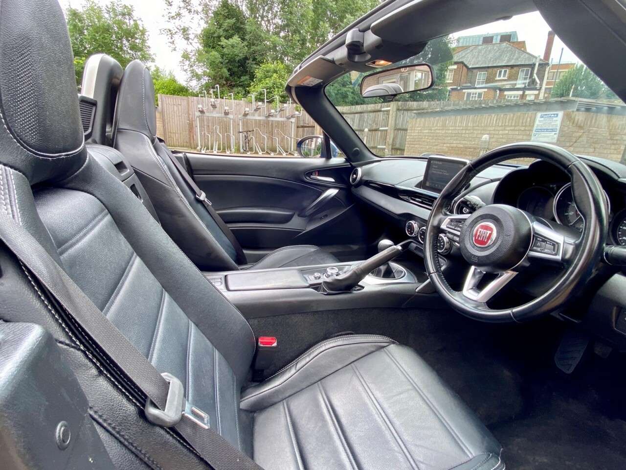 A 2017 FIAT 124 SPIDER MULTIAIR LUSSO A 2017 FIAT 124 SPIDER MULTIAIR LUSSO