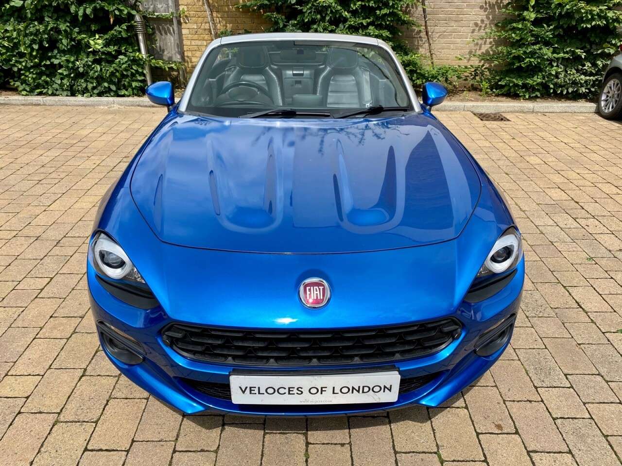 A 2017 FIAT 124 SPIDER MULTIAIR LUSSO A 2017 FIAT 124 SPIDER MULTIAIR LUSSO