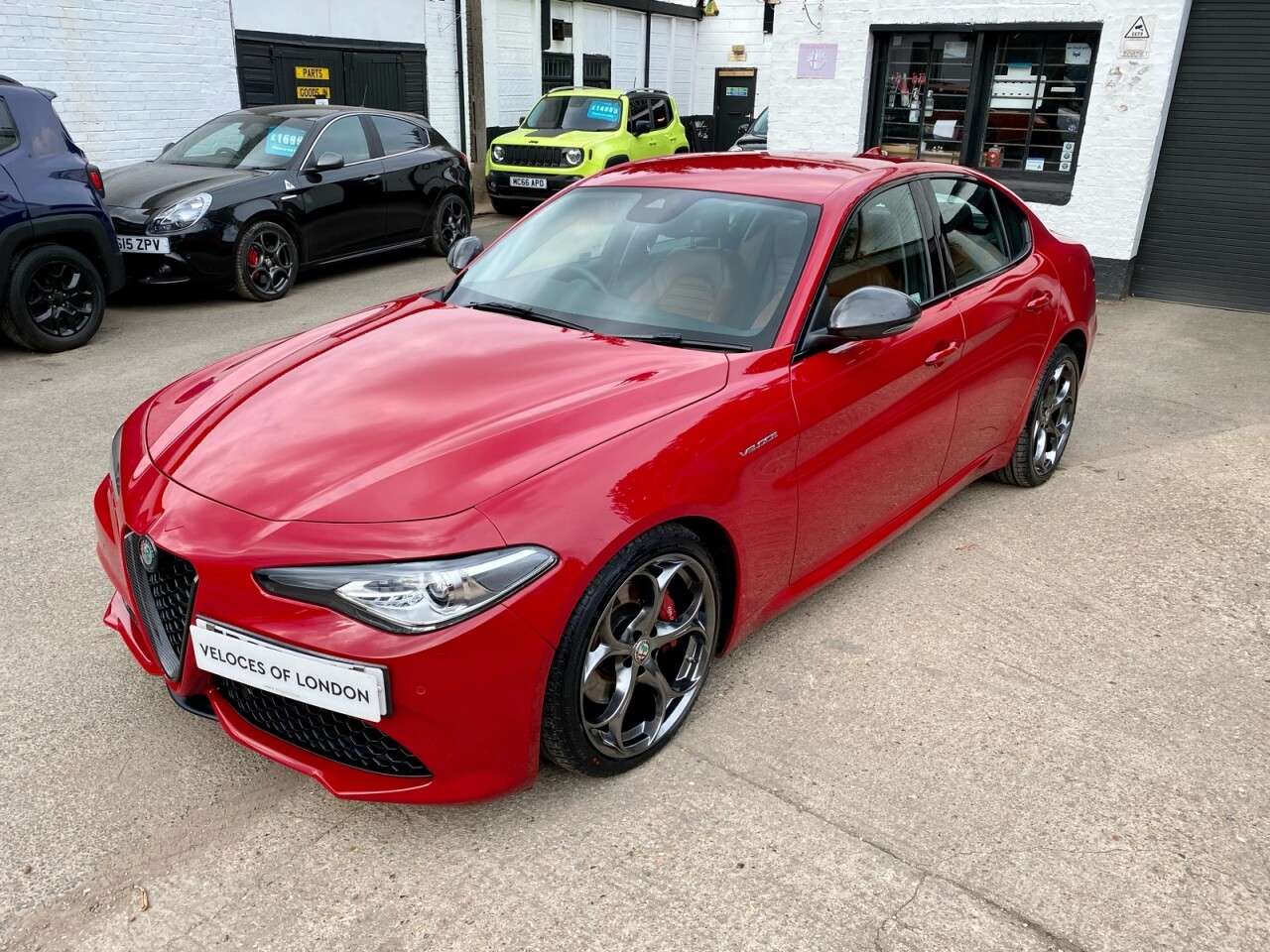 A 2020 ALFA ROMEO GIULIA 2.0 TB VELOCE 4d 277 BHP 19" QF ALLOYS & CARBON KIT A 2020 ALFA ROMEO GIULIA 2.0 TB VELOCE 4d 277 BHP 19" QF ALLOYS & CARBON KIT