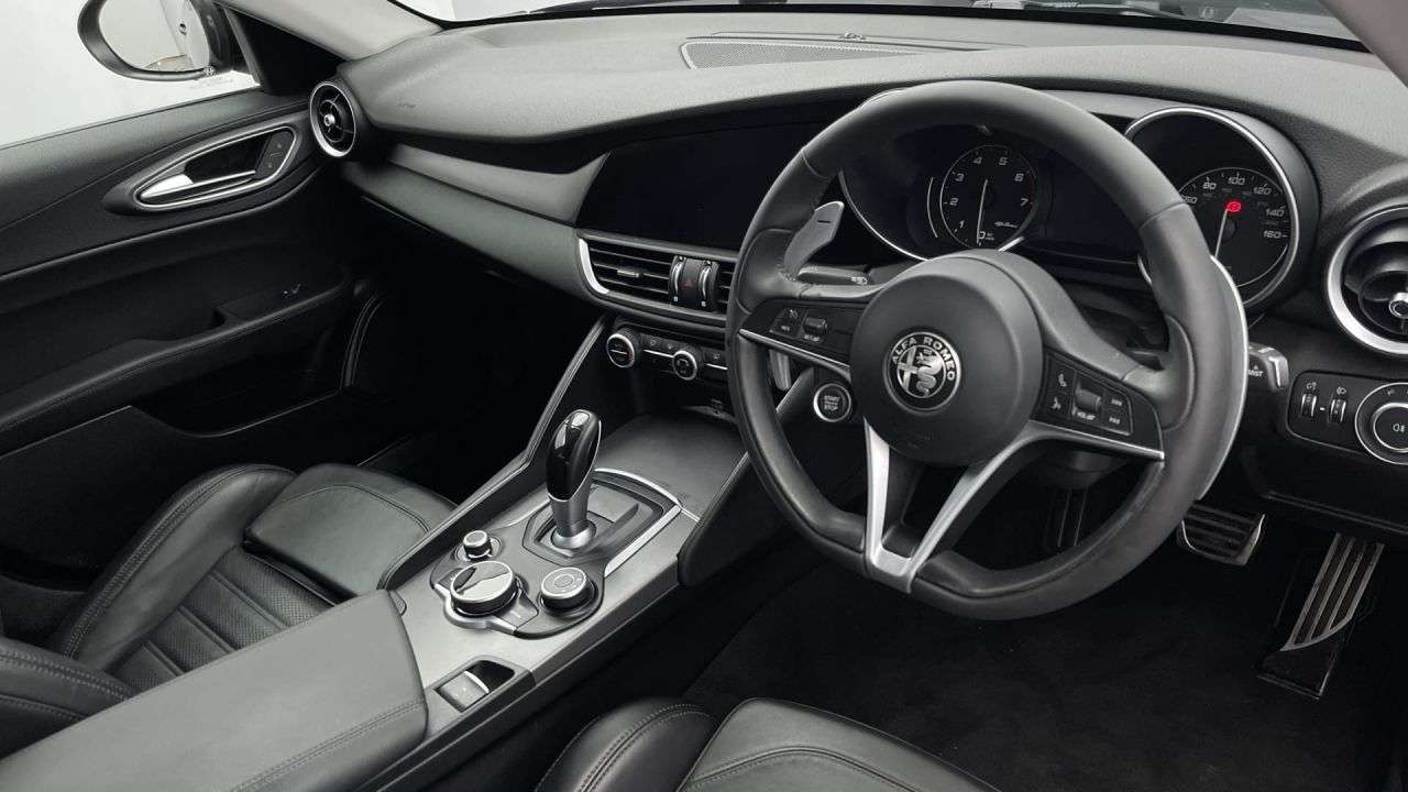 A 2018 ALFA ROMEO GIULIA 2.0 TB VELOCE 4d 277 BHP APPLE CARPLAY + 19" ALLOYS A 2018 ALFA ROMEO GIULIA 2.0 TB VELOCE 4d 277 BHP APPLE CARPLAY + 19" ALLOYS