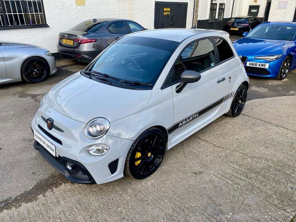 A 2018 ABARTH 595 1.4L 595 COMPETIZIONE 3d 177 BHP CARBON FIBRE DASHBOARD A 2018 ABARTH 595 1.4L 595 COMPETIZIONE 3d 177 BHP CARBON FIBRE DASHBOARD