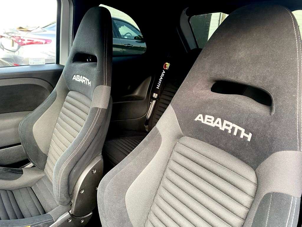 A 2018 ABARTH 595 1.4L 595 COMPETIZIONE 3d 177 BHP CARBON FIBRE DASHBOARD A 2018 ABARTH 595 1.4L 595 COMPETIZIONE 3d 177 BHP CARBON FIBRE DASHBOARD