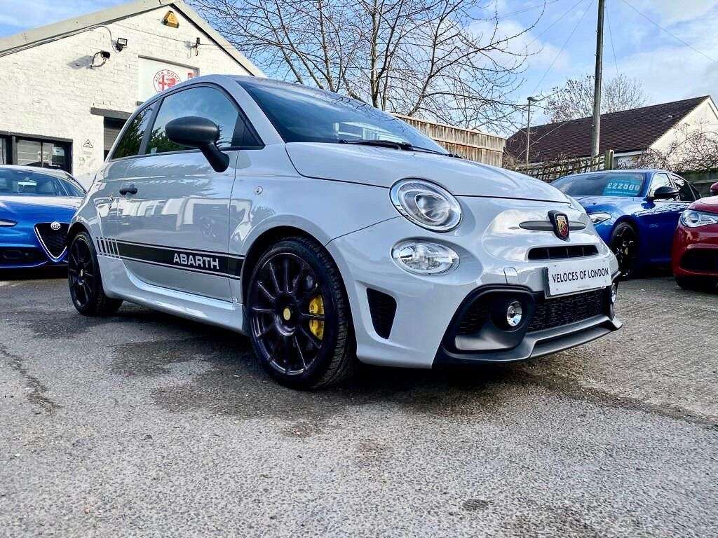 A 2018 ABARTH 595 1.4L 595 COMPETIZIONE 3d 177 BHP CARBON FIBRE DASHBOARD A 2018 ABARTH 595 1.4L 595 COMPETIZIONE 3d 177 BHP CARBON FIBRE DASHBOARD