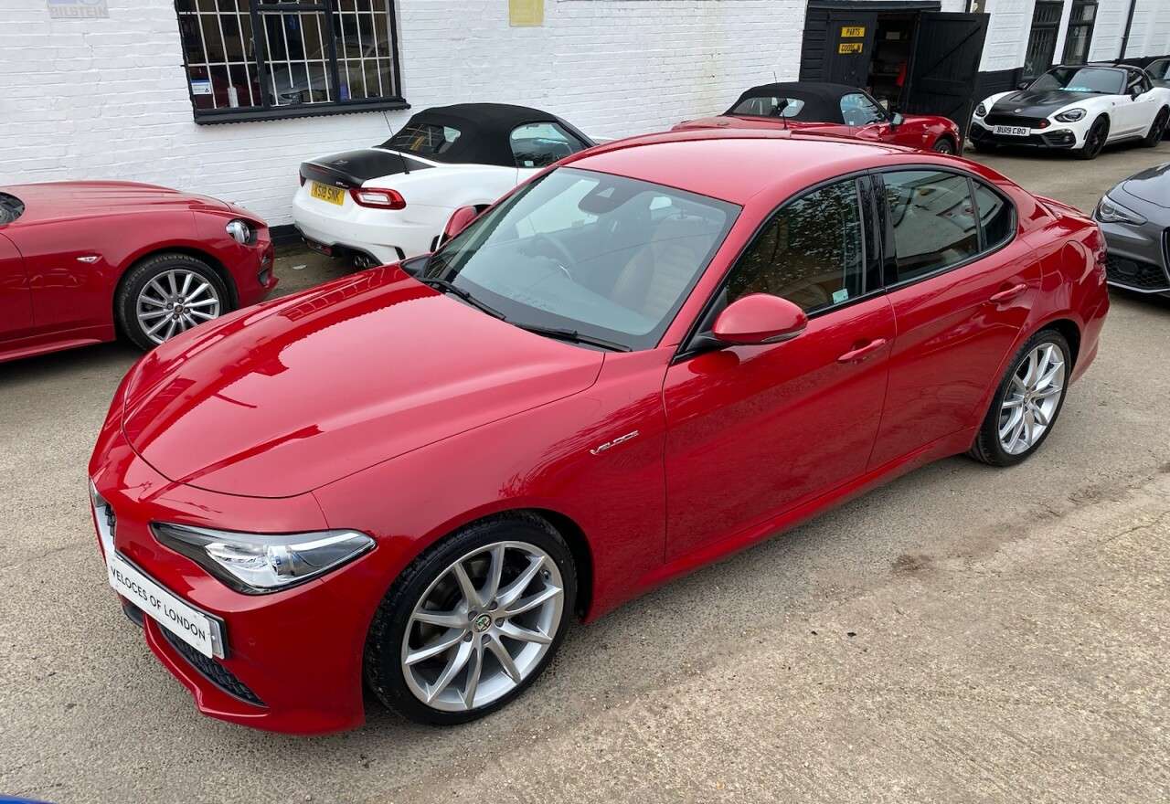 A 2018 ALFA ROMEO GIULIA 2.0 TB VELOCE 4d 277 BHP JUST SERVICED A 2018 ALFA ROMEO GIULIA 2.0 TB VELOCE 4d 277 BHP JUST SERVICED