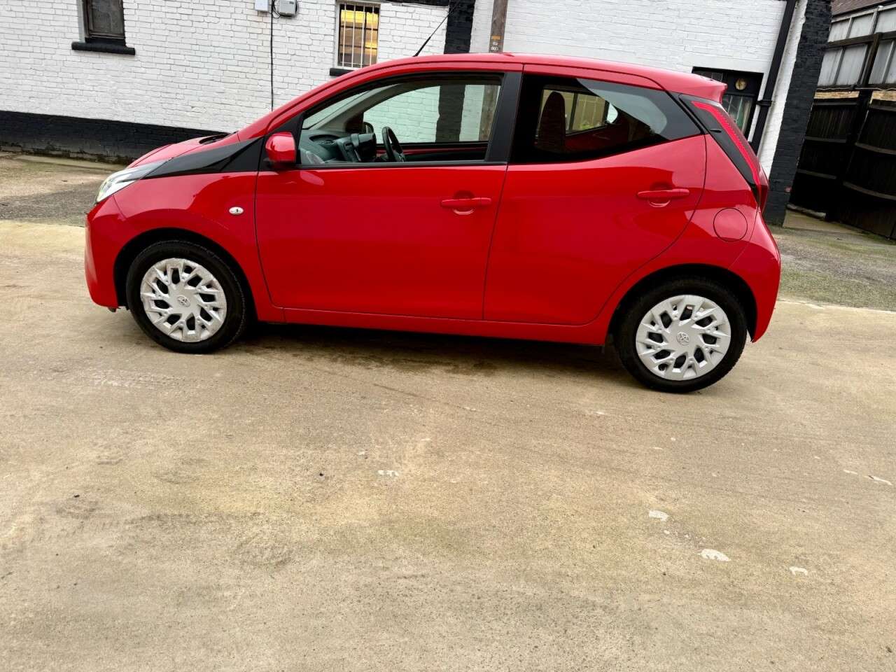 A 2019 TOYOTA AYGO 1.0 VVT-i x-play Hatchback 5dr Petrol x-shift Euro 6 (71 ps) 1 YEARS MOT & A 2019 TOYOTA AYGO 1.0 VVT-i x-play Hatchback 5dr Petrol x-shift Euro 6 (71 ps) 1 YEARS MOT &