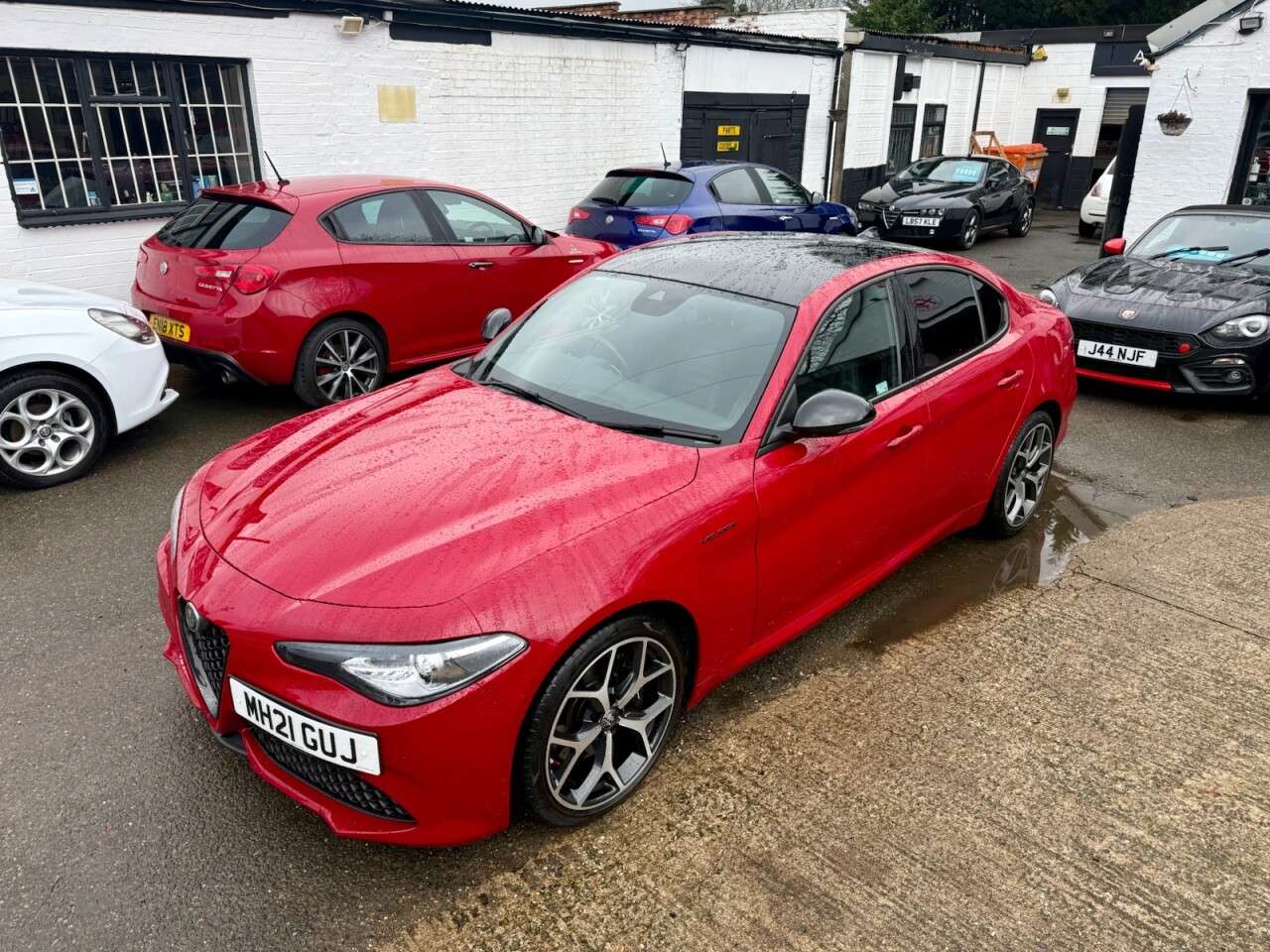 A 2021 ALFA ROMEO GIULIA 2.0T Veloce Saloon 4dr Petrol GPF Auto Euro 6 (s/s) (280 ps) FULL HISTORY + A 2021 ALFA ROMEO GIULIA 2.0T Veloce Saloon 4dr Petrol GPF Auto Euro 6 (s/s) (280 ps) FULL HISTORY +