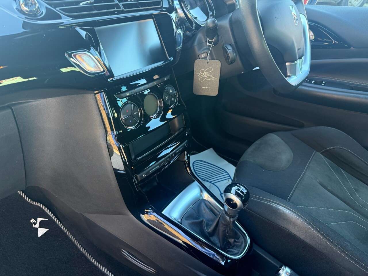 A 2016 DS AUTOMOBILES DS 3 1.2 PureTech Elegance Hatchback 3dr Petrol Manual Euro 6 (s/s) (110 ps) ..J A 2016 DS AUTOMOBILES DS 3 1.2 PureTech Elegance Hatchback 3dr Petrol Manual Euro 6 (s/s) (110 ps) ..J