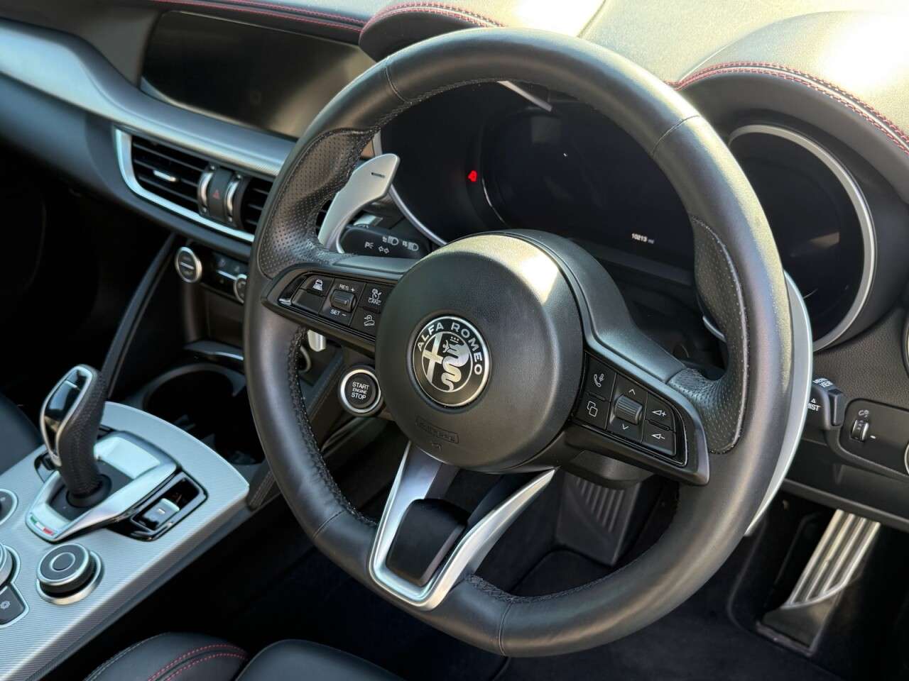 A 2024 ALFA ROMEO STELVIO 2.0T Tributo Italiano SUV 5dr Petrol Auto Q4 AWD Euro 6 (s/s) (280 ps) MANU A 2024 ALFA ROMEO STELVIO 2.0T Tributo Italiano SUV 5dr Petrol Auto Q4 AWD Euro 6 (s/s) (280 ps) MANU