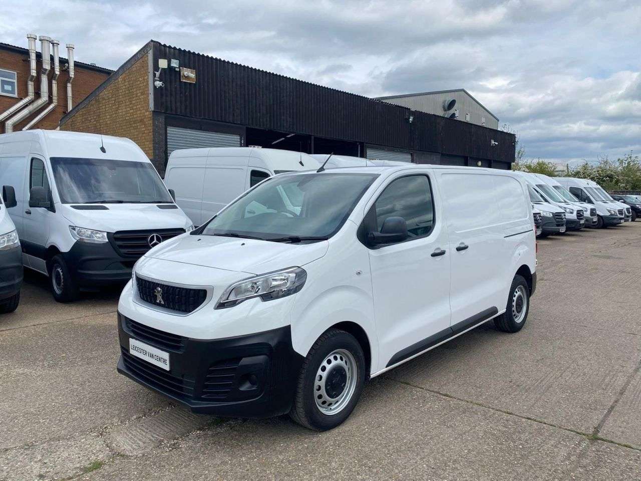 A 2020 PEUGEOT EXPERT 2.0 BLUE HDI PROFESSIONAL MWB 120BHP. 97K MILES. AIRCON. APPLE CAR PLAY. FI A 2020 PEUGEOT EXPERT 2.0 BLUE HDI PROFESSIONAL MWB 120BHP. 97K MILES. AIRCON. APPLE CAR PLAY. FI