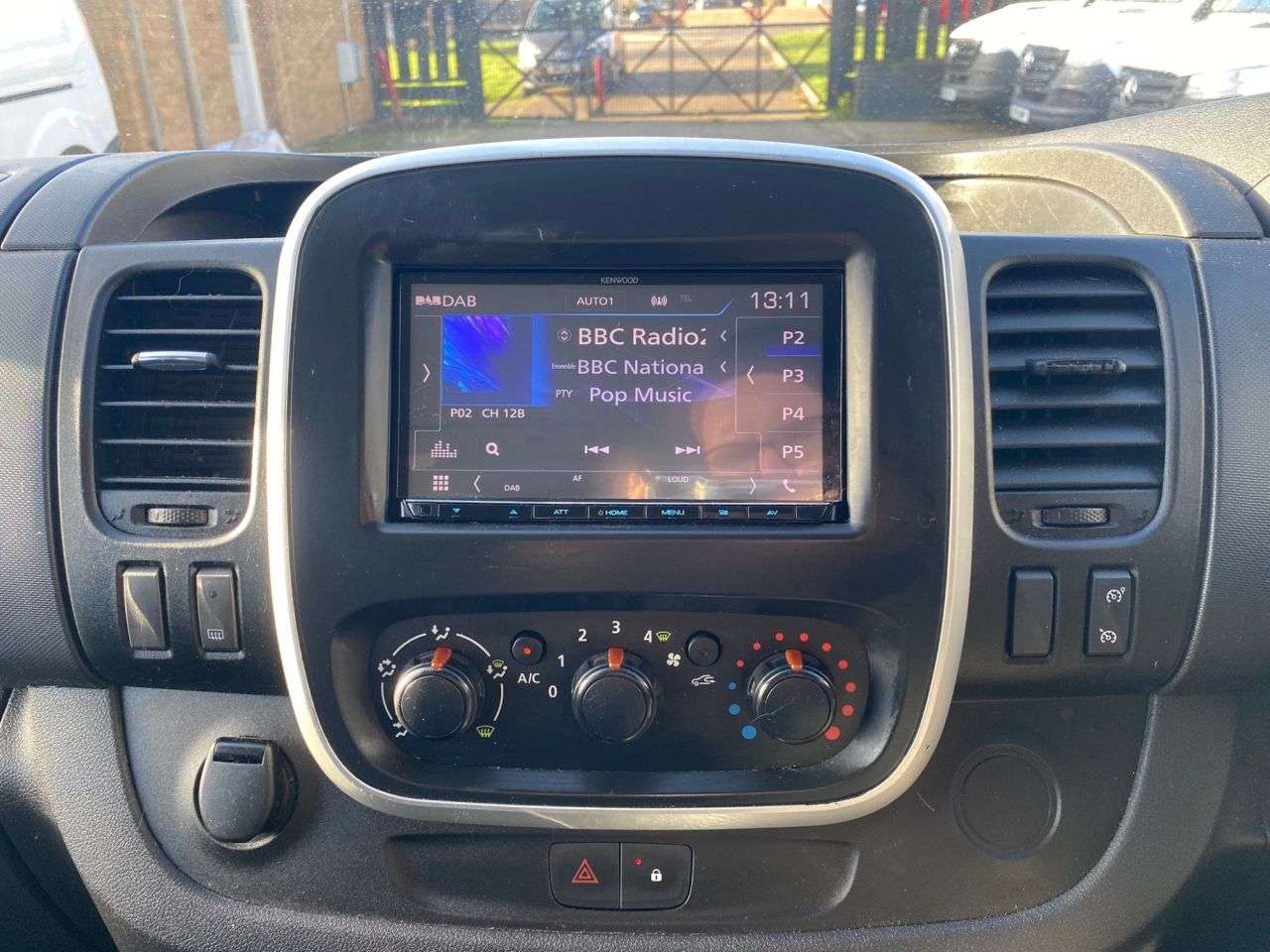 A 2015 VAUXHALL VIVARO 1.6 CDTI 2900 SPORTIVE DOUBLE CREW CAB L2 H1. 6 SEATER. AIRCON. SENSORS. PX A 2015 VAUXHALL VIVARO 1.6 CDTI 2900 SPORTIVE DOUBLE CREW CAB L2 H1. 6 SEATER. AIRCON. SENSORS. PX