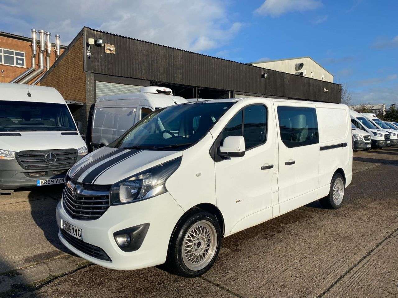 A 2015 VAUXHALL VIVARO 1.6 CDTI 2900 SPORTIVE DOUBLE CREW CAB L2 H1. 6 SEATER. AIRCON. SENSORS. PX A 2015 VAUXHALL VIVARO 1.6 CDTI 2900 SPORTIVE DOUBLE CREW CAB L2 H1. 6 SEATER. AIRCON. SENSORS. PX