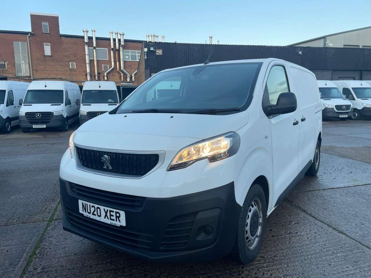 A 2020 PEUGEOT EXPERT 2.0 BLUE HDI PROFESSIONAL MWB 120BHP. AIRCON. APPLE CAR PLAY. LOW 63K MILES A 2020 PEUGEOT EXPERT 2.0 BLUE HDI PROFESSIONAL MWB 120BHP. AIRCON. APPLE CAR PLAY. LOW 63K MILES