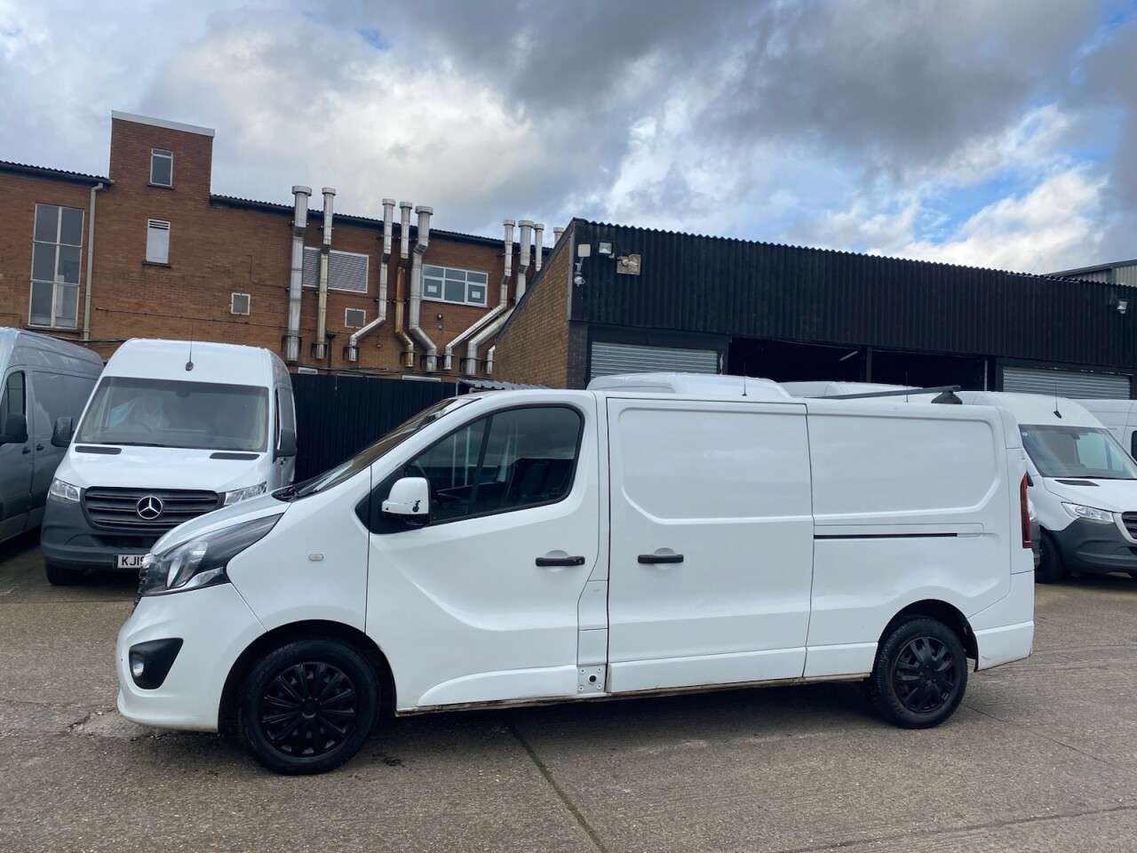 A 2016 VAUXHALL VIVARO 1.6 CDTI 2900 SPORTIVE L2 MWB 120BHP. AIRCON. EURO 6 ULEZ. 1 PREVIOUS OWNER A 2016 VAUXHALL VIVARO 1.6 CDTI 2900 SPORTIVE L2 MWB 120BHP. AIRCON. EURO 6 ULEZ. 1 PREVIOUS OWNER
