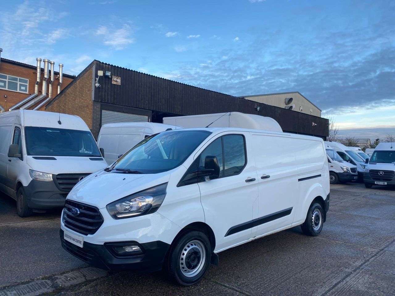 A 2022 FORD TRANSIT CUSTOM 2.0 TDCI T300 TREND ECOBLUE L2 LWB H1 LWB LOW ROOF. 130BHP. AC. SENSORS. LO A 2022 FORD TRANSIT CUSTOM 2.0 TDCI T300 TREND ECOBLUE L2 LWB H1 LWB LOW ROOF. 130BHP. AC. SENSORS. LO