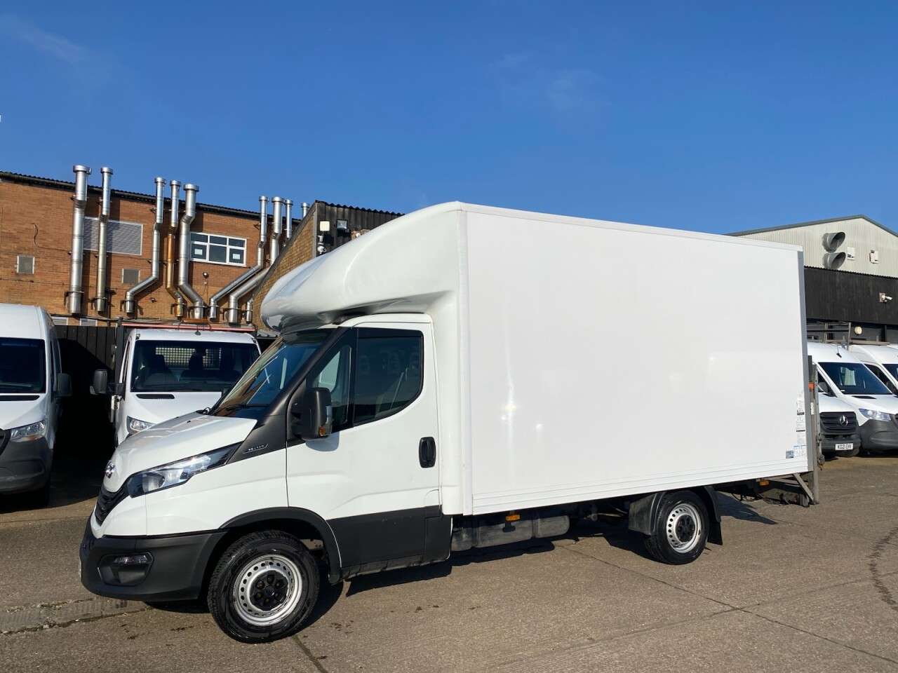 A 2023 IVECO DAILY 2.3D HPI 14V 35S 3000 LUTON BOX TAIL LIFT VAN. AIRCON. EURO 6 ULEZ. FINANCE A 2023 IVECO DAILY 2.3D HPI 14V 35S 3000 LUTON BOX TAIL LIFT VAN. AIRCON. EURO 6 ULEZ. FINANCE