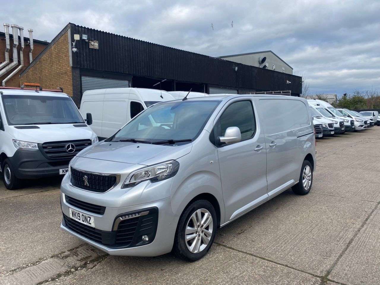 A 2019 PEUGEOT EXPERT 2.0 BLUE HDI PROFESSIONAL PLUS MWB 120BHP. AIRCON. LOW 69K MLS. APPLE CAR P A 2019 PEUGEOT EXPERT 2.0 BLUE HDI PROFESSIONAL PLUS MWB 120BHP. AIRCON. LOW 69K MLS. APPLE CAR P