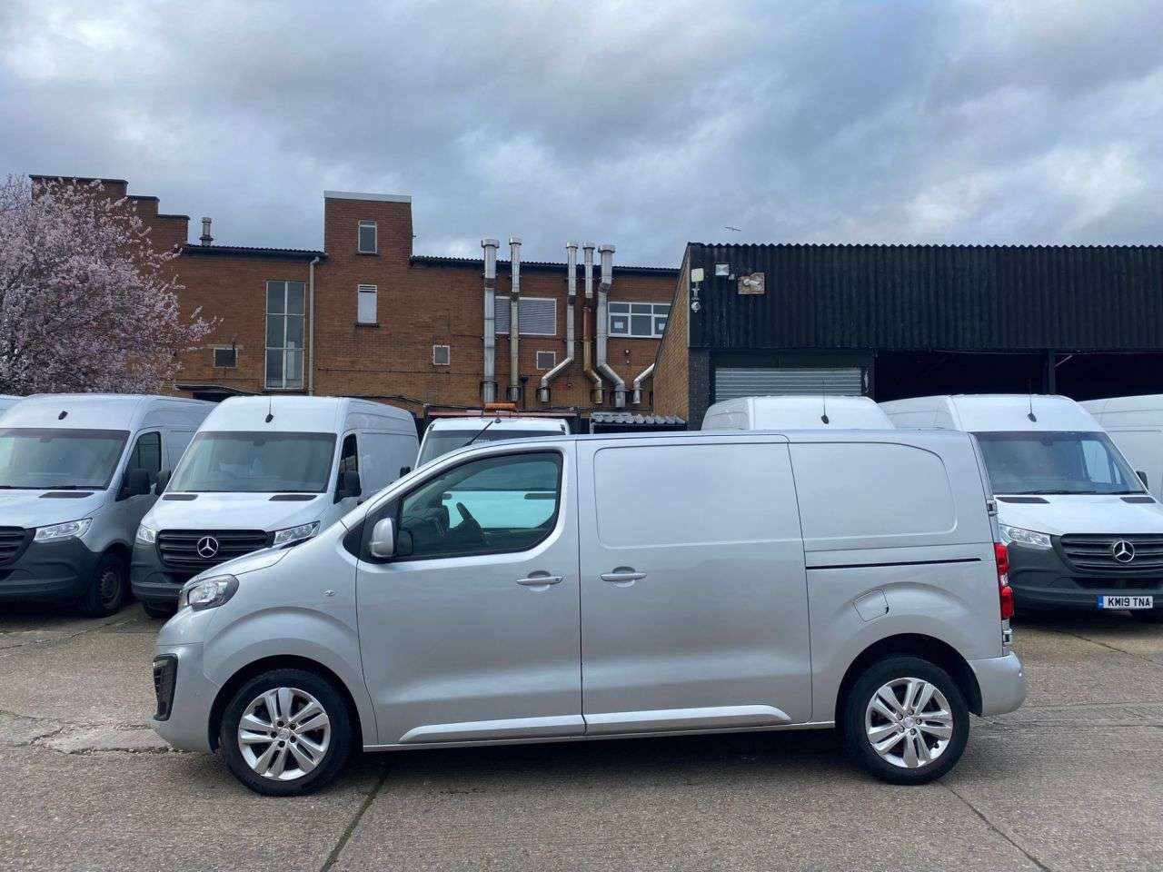 A 2019 PEUGEOT EXPERT 2.0 BLUE HDI PROFESSIONAL PLUS MWB 120BHP. AIRCON. LOW 69K MLS. APPLE CAR P A 2019 PEUGEOT EXPERT 2.0 BLUE HDI PROFESSIONAL PLUS MWB 120BHP. AIRCON. LOW 69K MLS. APPLE CAR P