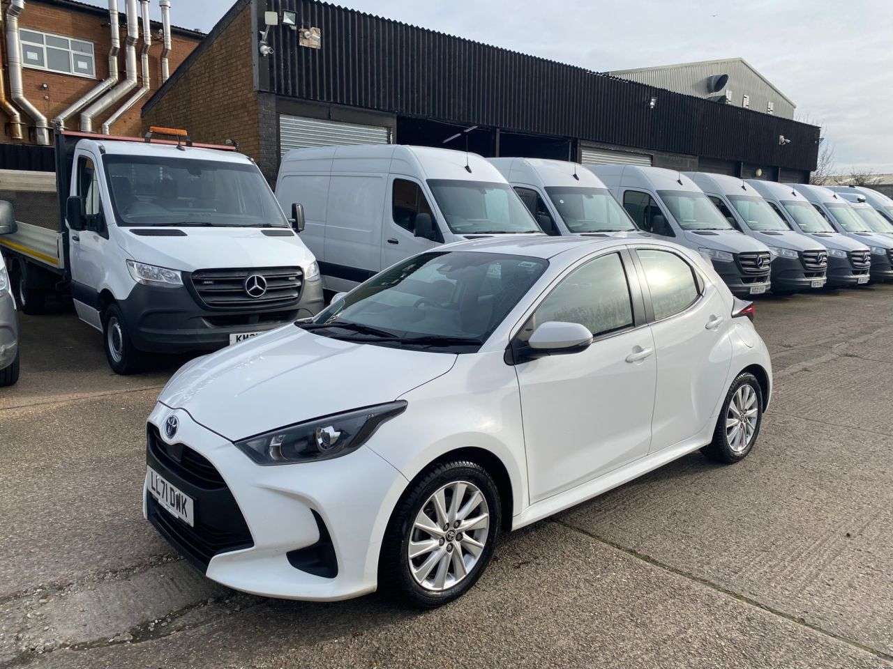 A 2022 TOYOTA YARIS 1.5 VVT-H ICON HATCHBACK 5DR PETROL HYBRID E-CVT 115BHP. EURO 6. REVERSING A 2022 TOYOTA YARIS 1.5 VVT-H ICON HATCHBACK 5DR PETROL HYBRID E-CVT 115BHP. EURO 6. REVERSING