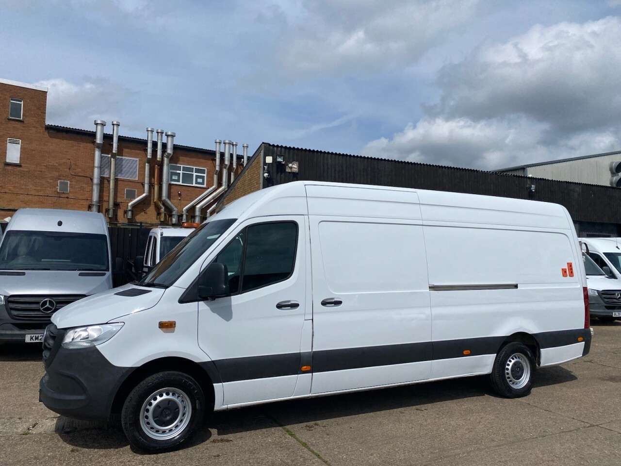 A 2023 MERCEDES-BENZ SPRINTER 2.0 315 CDI L3 H2 LWB H/ROOF PROGRESSIVE 150BHP. RWD. AC. TAIL LIFT. FINANC A 2023 MERCEDES-BENZ SPRINTER 2.0 315 CDI L3 H2 LWB H/ROOF PROGRESSIVE 150BHP. RWD. AC. TAIL LIFT. FINANC