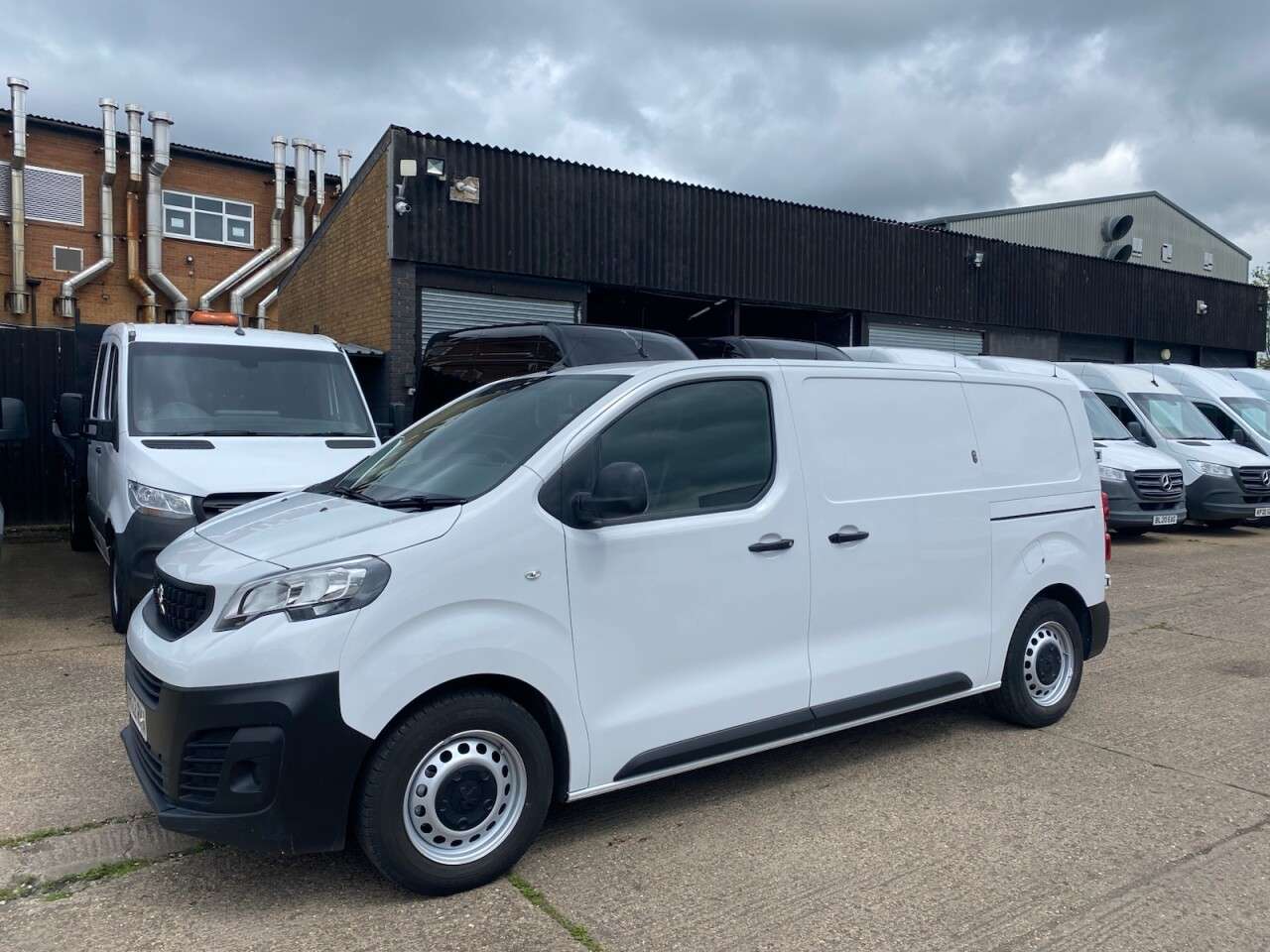 A 2022 PEUGEOT EXPERT 1.5 BLUE HDI PROFESSIONAL PREMIUM MWB 100BHP. LOW 98K MLS. AIRCON. FINANCE. A 2022 PEUGEOT EXPERT 1.5 BLUE HDI PROFESSIONAL PREMIUM MWB 100BHP. LOW 98K MLS. AIRCON. FINANCE.