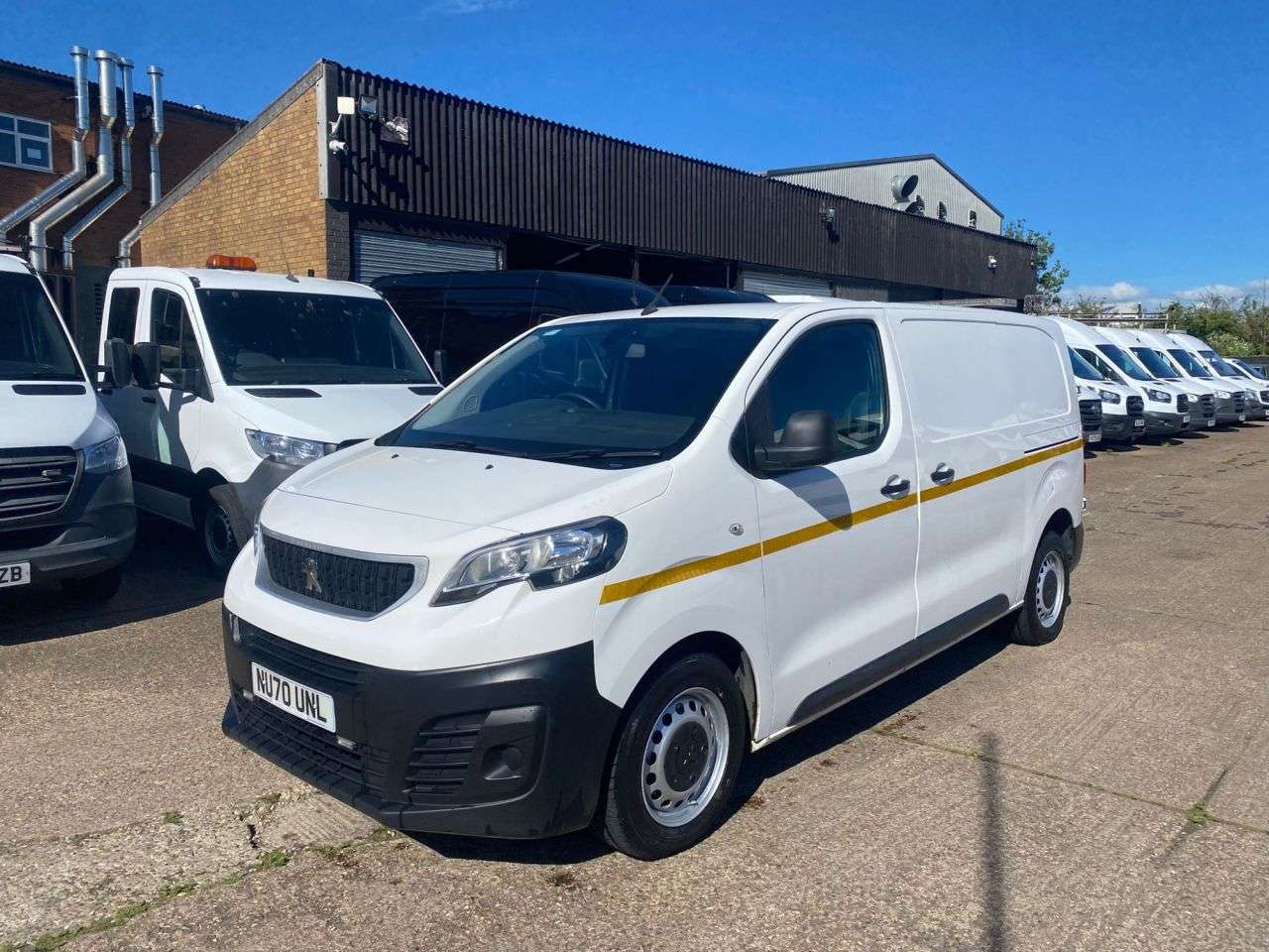 A 2020 PEUGEOT EXPERT 2.0 BLUE HDI PROFESSIONAL MWB 120BHP. AIRCON. APPLE CAR PLAY. FINANCE. PX A 2020 PEUGEOT EXPERT 2.0 BLUE HDI PROFESSIONAL MWB 120BHP. AIRCON. APPLE CAR PLAY. FINANCE. PX