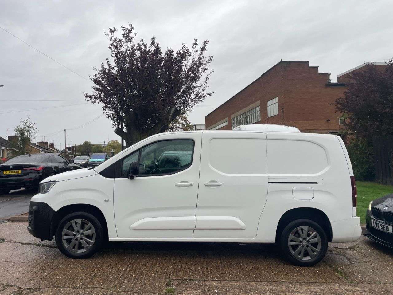 A 2022 PEUGEOT PARTNER BLUEHDI ASPHALT PREMIUM L2 A 2022 PEUGEOT PARTNER BLUEHDI ASPHALT PREMIUM L2