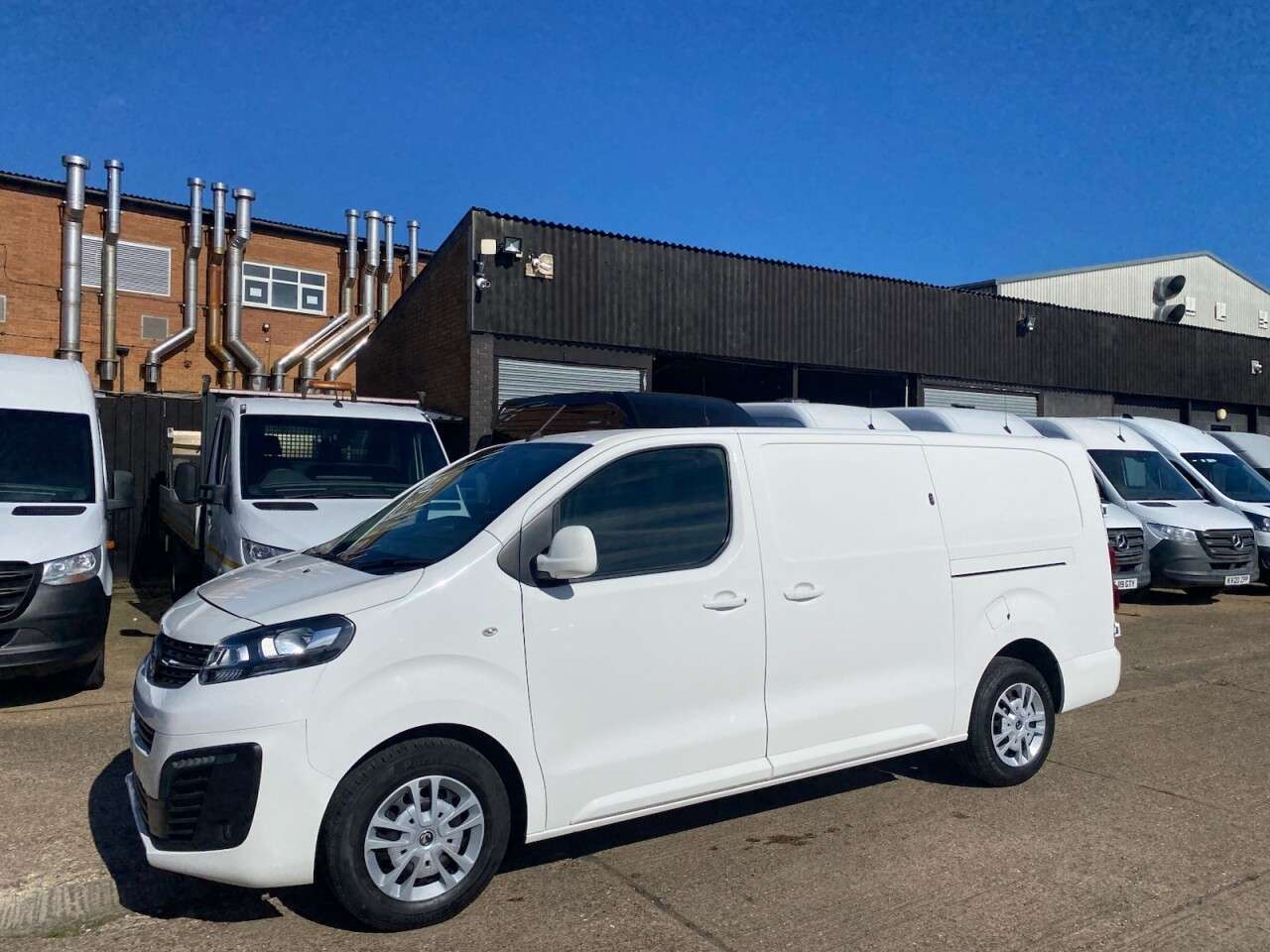 A 2019 VAUXHALL VIVARO 1.5 TURBO D 2900 SPORTIVE L2 H1 LWB L/ROOF 100BHP. AC. 75K MLS. EURO 6 ULEZ A 2019 VAUXHALL VIVARO 1.5 TURBO D 2900 SPORTIVE L2 H1 LWB L/ROOF 100BHP. AC. 75K MLS. EURO 6 ULEZ