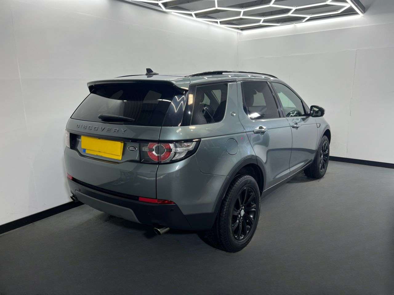 A 2016 LAND ROVER DISCOVERY SPORT 2.0 TD4 SE TECH 5d 180 BHP A 2016 LAND ROVER DISCOVERY SPORT 2.0 TD4 SE TECH 5d 180 BHP