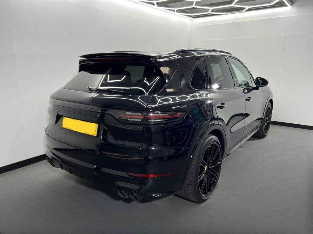 A 2020 PORSCHE CAYENNE TURBO S 5d 671 BHP A 2020 PORSCHE CAYENNE TURBO S 5d 671 BHP