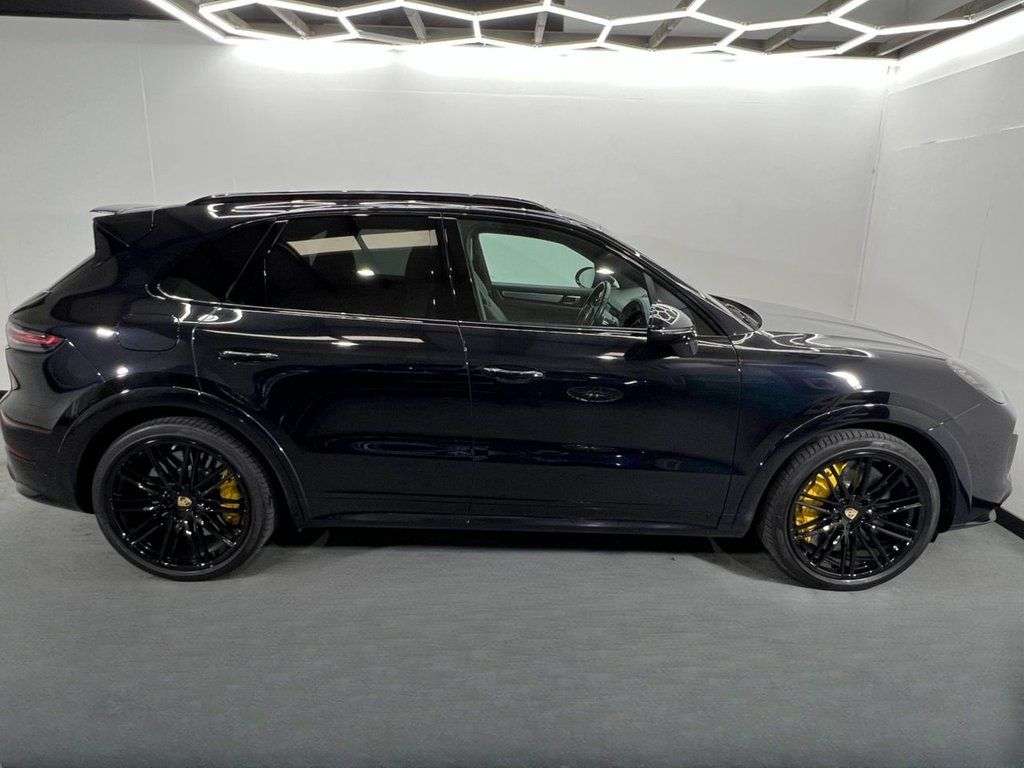 A 2020 PORSCHE CAYENNE TURBO S 5d 671 BHP A 2020 PORSCHE CAYENNE TURBO S 5d 671 BHP