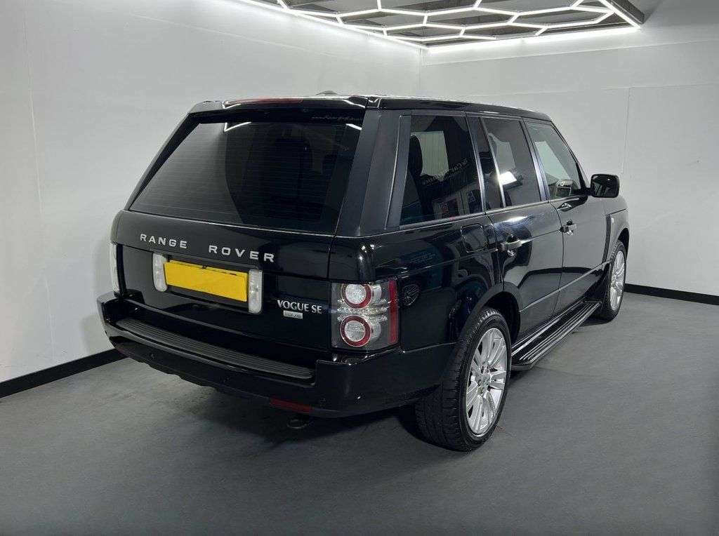 A 2010 LAND ROVER RANGE ROVER TDV8 VOGUE SE A 2010 LAND ROVER RANGE ROVER TDV8 VOGUE SE