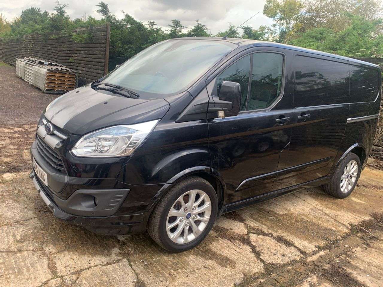 A 2015 FORD TRANSIT CUSTOM 290 SPORT LR P/V A 2015 FORD TRANSIT CUSTOM 290 SPORT LR P/V
